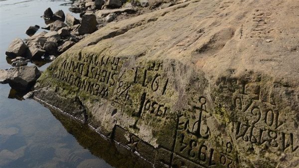 إذا رأيتني فابكي.. أحجار الجوع تظهر في أوروبا وتنبئ بمجاعة