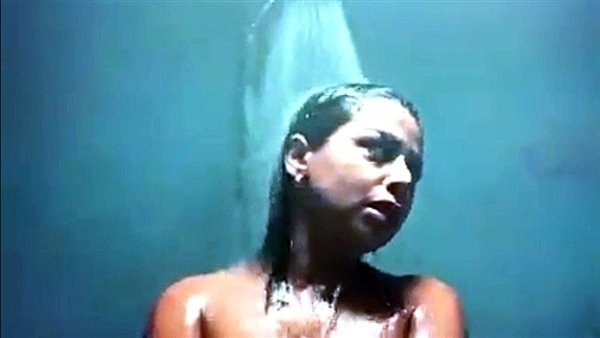 قلبت الساحة الفنية بفيديو من الحمام.. من هي الممثلة هند البلوشي؟ | شاهد