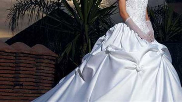 قالي جسمك وحش.. حكاية عروس مصرية طاردت زوجها في مطار السعودية بفستان الزفاف