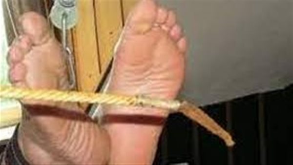 مد على الرجلين.. أغرب انتقام من زوجة بحق زوجها: خاني بعد شهر العسل مباشرة | فيديو