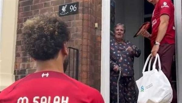 فرحة كبيرة..محمد صلاح يزور سيدة مسنة بمنزلها ويفاجئ أطفال في حديقة بـ ليفربول | فيديو