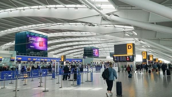 راح الحمام رجع ملقهاش.. عروسة تسرق خطيبها وتهرب من المطار قبل سفرهما