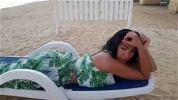  مايوه فوشيا.. ميرهان حسين تثير الجدل بإطلالة جديدة | شاهد