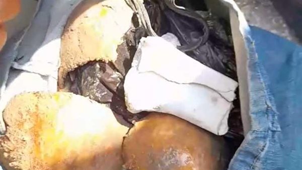 لحظة دفن أعمال سفلية.. علقة ساخنة لدجال داخل مقابر بورسعيد | شاهد