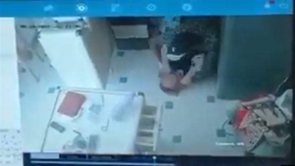 فيديو مروع.. اعتداء وحشي على دكتورة داخل صيدلية في الإسماعيلية | شاهد