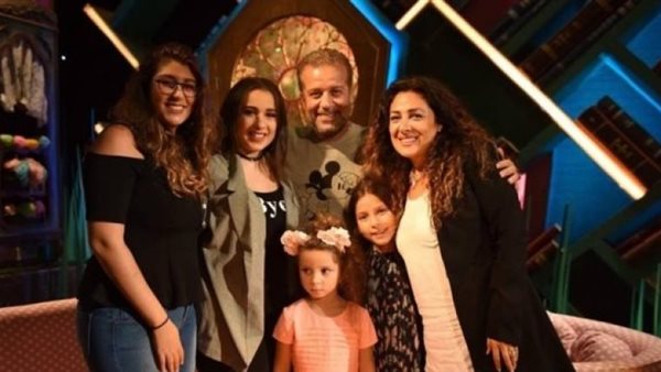 عتاب واتهامات والغاء متابعة.. تطورات مثيرة في أزمة زوجة شريف منير وبناتها 