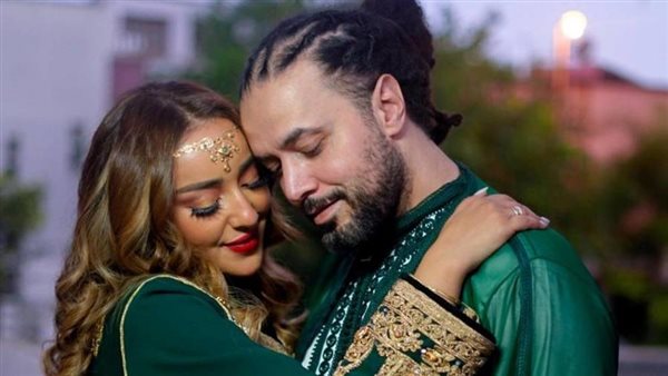 وصلة رقص مغربي تشعل السوشيال..عبد الفتاح الجريني يقبل جميلة البدوي في العمارية | فيديو