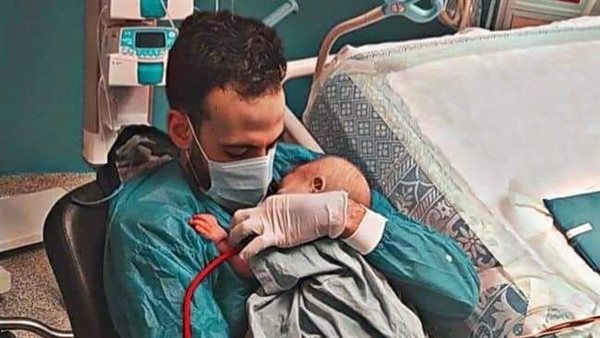 ​فيديو أثار تعاطفا كبيرا.. حكاية ممرض الأطفال في مستشفى 57357 | شاهد