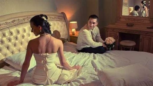 تفاصيل أغرب من الخيال.. رجل يبيع زوجته مقابل 3 كيلو ذهب وآخر لشراء هاتف محمول 