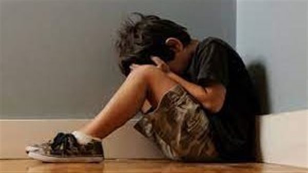 كسر عينه وصور كل حاجة لابتزازه ماليا.. اعترافات صادمة لوالدة طفل عزبة شلبي بعد هتك عرضه