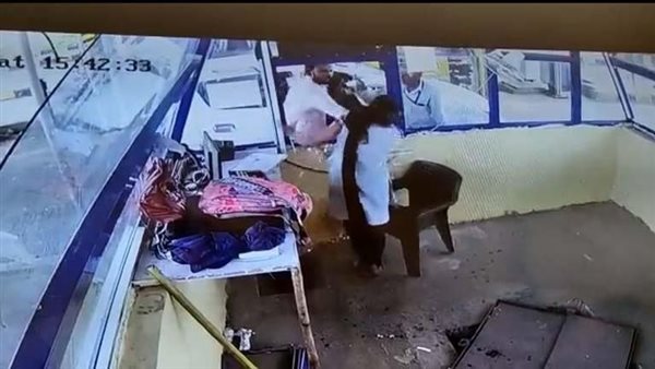 لن تتخيل السبب..رجل يصفع موظفة ورد فعل مفاجئ منها | فيديو