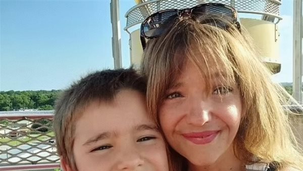 مشهد يحبس الأنفاس.. طفل ينقذ والدته من الموت للمرة الثانية | فيديو