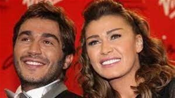 الله يحرق قلبك على ابنك.. رسالة نارية من نادين الراسي لوزير لبناني بعزاء شقيقها | فيديو