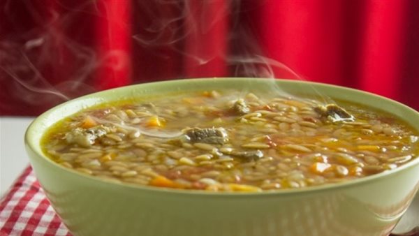 مخاطر صحية كبيرة..استشاري تغذية يحذر من تناول الشوربة بهذه الطريقة