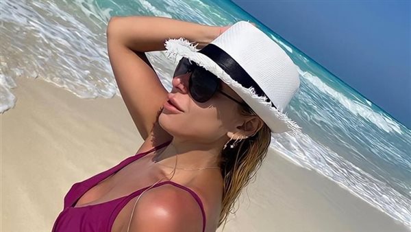 هكذا علق الجمهور..إطلالة مثيرة لـ ريم البارودي بالمايوه على شاطئ البحر | شاهد