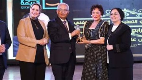 ليست الأولى.. القصة الكاملة لأزمة تكريم وزير التعليم للفنانة لبلبة