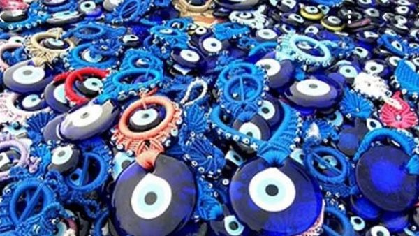 حرام في حالة واحدة.. الإفتاء توضح حكم ارتداء الخرزة الزرقاء | فيديو