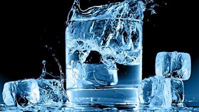 أضراره أكثر من فوائده.. تعرف على خطورة تناول الماء المثلج