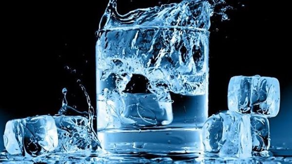 أضراره أكثر من فوائده.. تعرف على خطورة تناول الماء المثلج