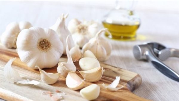 يخرج السموم ويقي من أمراض القلب..17 فائدة مذهلة لتناول الثوم الطازج