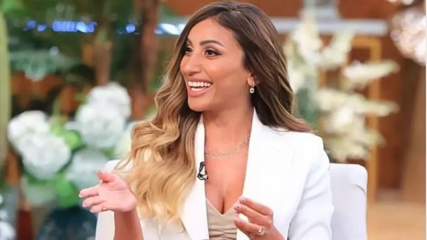 لن تتوقعي.. خبيرة تجميل تكشف سر لمعان رجل دينا الشربيني