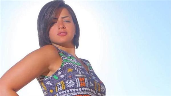 بعد أزمة قميص النوم.. منى فاروق تكشف سرًا خطيرًا في فيديو لايف 