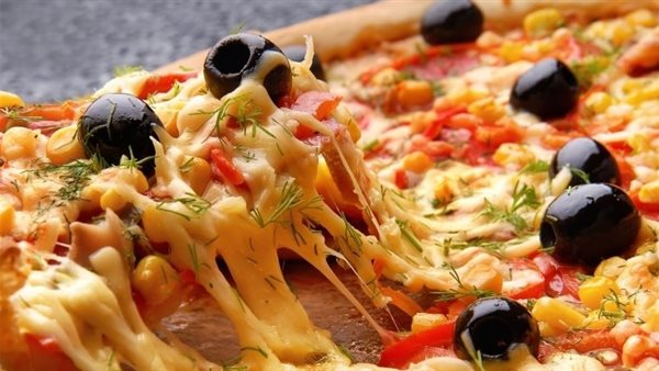 بتضر الكبد وبتعمل تلوث.. تحذير خطير من تناول نوع بيتزا