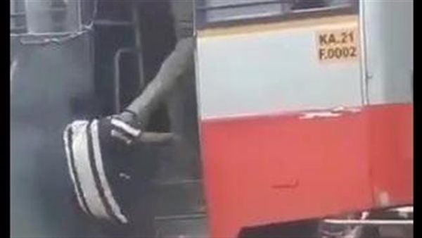 كيف كان رد فعله؟..محصل تذاكر يصفع راكبا ويطرده من الأتوبيس | فيديو