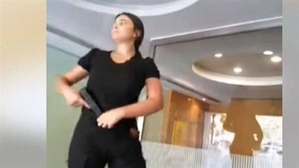 عطيها المصريات دولار بسرعة.. مشاهد مثيرة للحظة اقتحام الناشطة سالي حافظ لبنك لبنان | فيديو