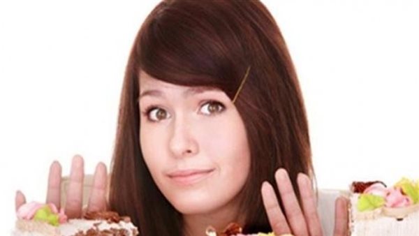 منها قلة النوم والحالة المزاجية..أسباب تجعلك تتناول السكريات فجأة