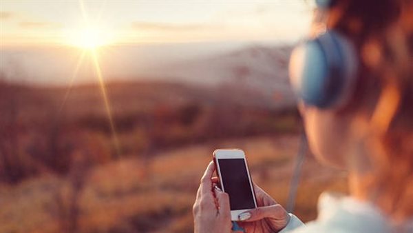 تحذير خطير.. استخدام الهاتف المحمول في ضوء الشمس قد يصيبك بفقدان البصر