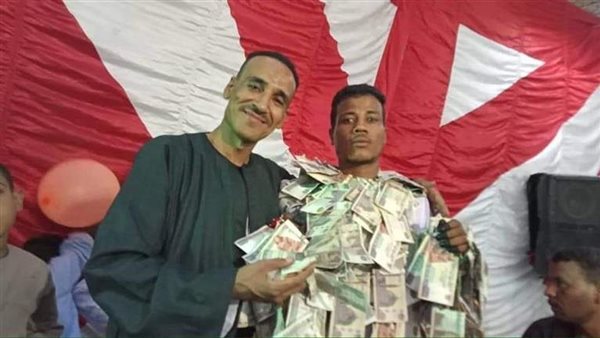 على أنغام الكف الصعيدي.. حكاية عريس جمع نقطة نصف مليون جنيه في زفافه | شاهد