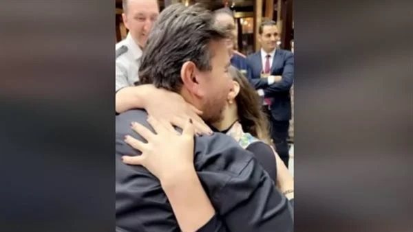 يا ميادة البوس ممنوع ومراته واقفة.. حكاية فتاة ورطت هاني شاكر أمام زوجته | فيديو 