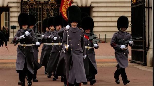  أثناء تأبين إليزابيث وتنصيب تشارلز.. سر توسط مصر وأبو الهول علم الحرس البريطاني | شاهد