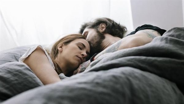 واجب لـ 3 أسباب..هل نوم المرأة عارية مع زوجها جائز؟
