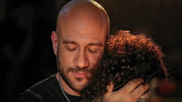 لديه أبن من سيدة أعمال..أسرار وخفايا في حياة أحمد مكي العائلية | شاهد