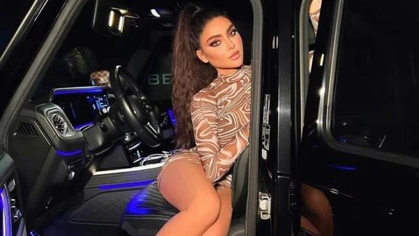 حركات مثيرة وفستان قصير.. قمر اللبنانية تثير الجدل بإطلالة جديدة | شاهد