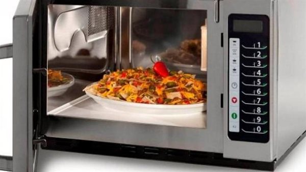  تنتهي بالتسمم.. تحذير خطير من تسخين 4 أطعمة في الميكروويف