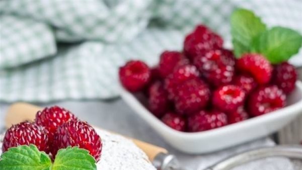 أبرزها الشيكولاتة والقهوة والتوت.. 10 أطعمة تحسن المزاج وتقضي على الحزن