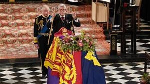 لم يحدث منذ 70 عاما.. ما سر كسر عصاية فوق نعش الملكة إليزابيث؟ | فيديو