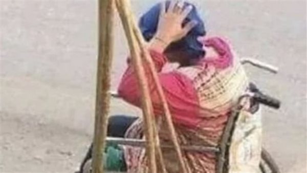 الكاميرا فضحتها..متسولة في مصر تثير الجدل على السوشيال ميديا | شاهد