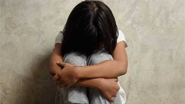 داعبها وأنهى براءتها.. تفاصيل مثيرة في هتك عرض طفلة على يد صاحب عملها
