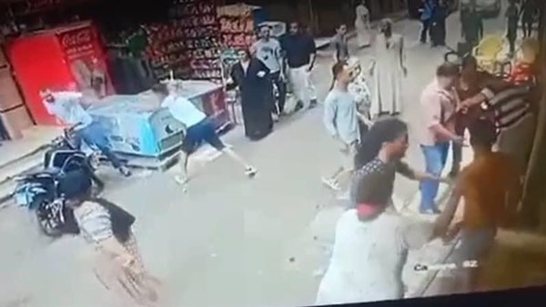 سحلوني وهددوني باغتصاب بنتي.. تفاصيل خناقة 4 رجالة و5 ستات في دار السلام | فيديو