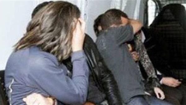 الساعة بألفين جنيه.. تفاصيل مثيرة في ضبط مدرس وزوجته يديران شبكة لتبادل الزوجات بالمنصورة