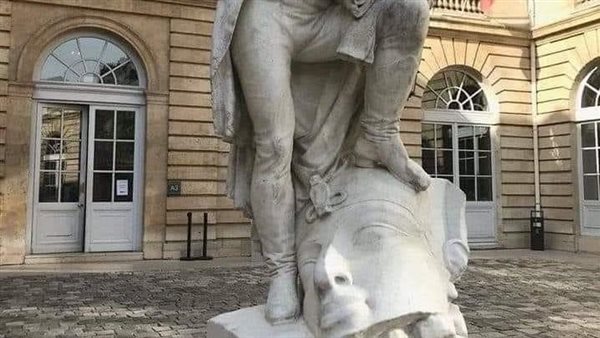 أمر مرفوض.. أول تحرك من الآثار بشأن إهانة تمثال فرعوني في جامعة السوربون