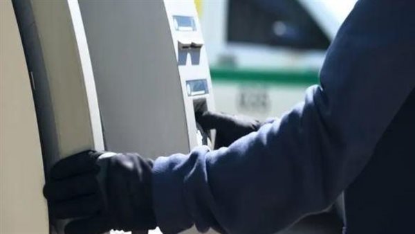 مليئة بالنقود.. لصوص خلعوا ماكينة الصراف الآلي كاملة وهربوا فماذا حدث؟