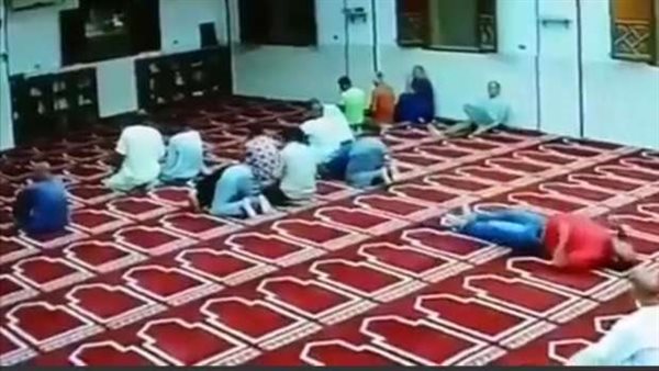 حسن الخاتمة..لحظة وفاة مواطن أثناء صلاة الفجر بالغردقة | شاهد 