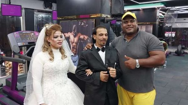 شالت عريسها بإيد واحدة..التفاصيل الكاملة لاحتفال بطلة مصارعة نسائية بزفافها في الجيم | شاهد 