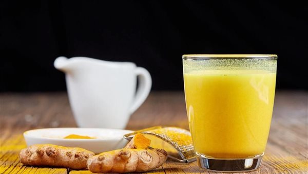 الحليب الذهبي.. ماذا يحدث لجسمك إذا شربت اللبن بالكركم قبل النوم؟