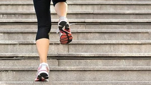 تعرف على الأفضل.. تحذير من صعود السلم وأضراره الخطيرة على الصحة 